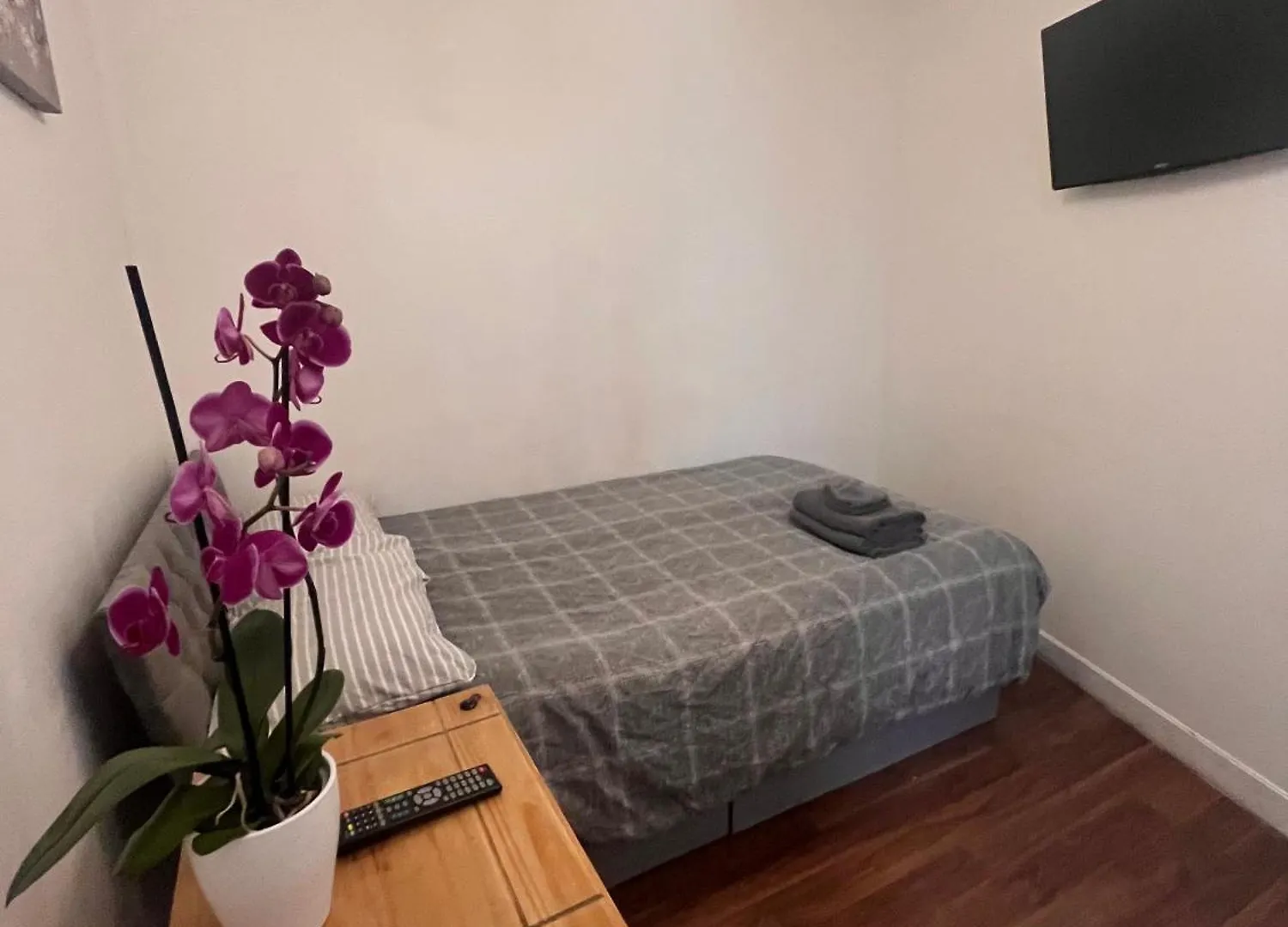 Apartment Mile End Studios London